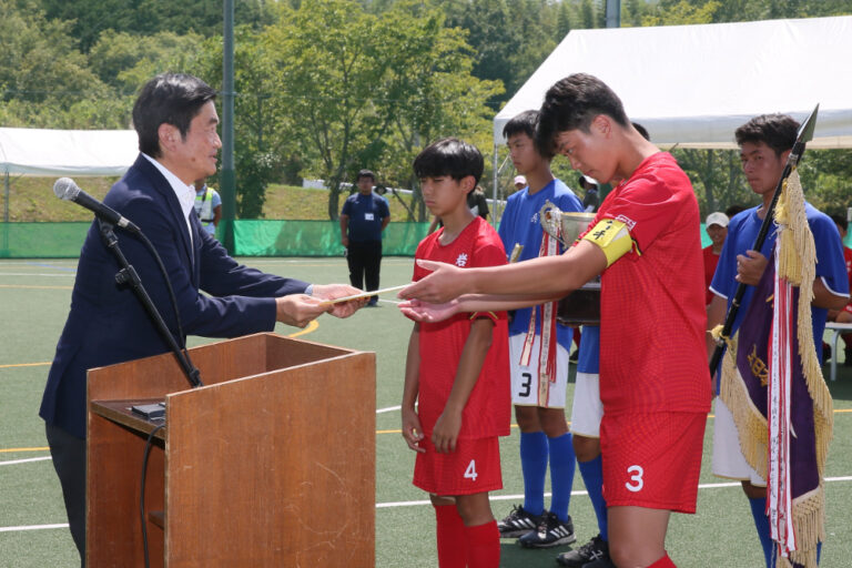 第55回 全日本中学生選手権大会
男子3位・岩手U-15ホッケークラブ (岩手県) ※ 表彰式の様子 (2025/8/18) Photo by 佐藤茂樹