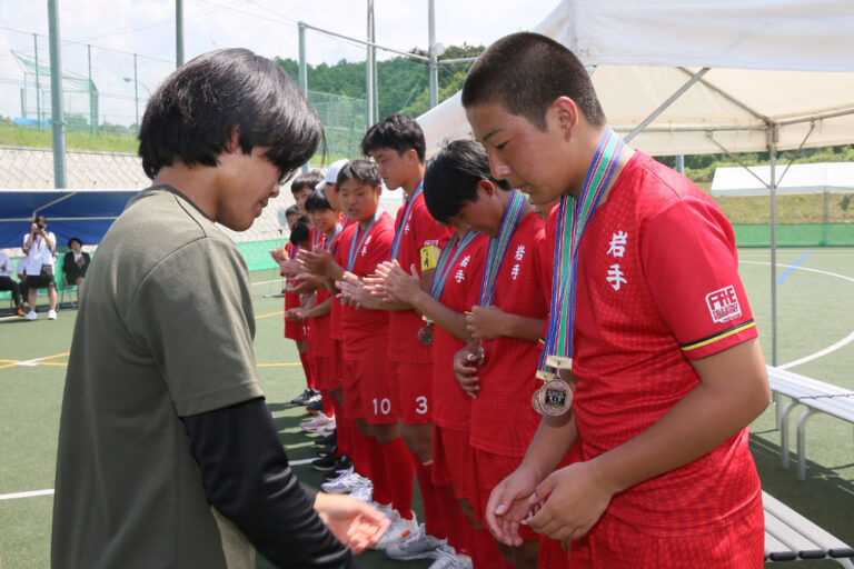 第55回 全日本中学生選手権大会
男子3位・岩手U-15ホッケークラブ (岩手県) ※ 表彰式の様子 (2025/8/18) Photo by 佐藤茂樹