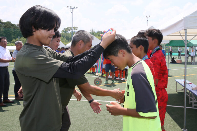 第55回 全日本中学生選手権大会
男子3位・奥出雲町立横田中学校 (島根県) ※ 表彰式の様子
(2025/8/18) Photo by 佐藤茂樹