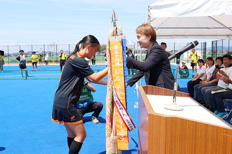 第55回 全日本中学生選手権大会
女子優勝・かかみがはらホッケークラブ (連覇・2回目・岐阜県) ※表彰式の様子 (2025/8/18) Photo by 西村卓