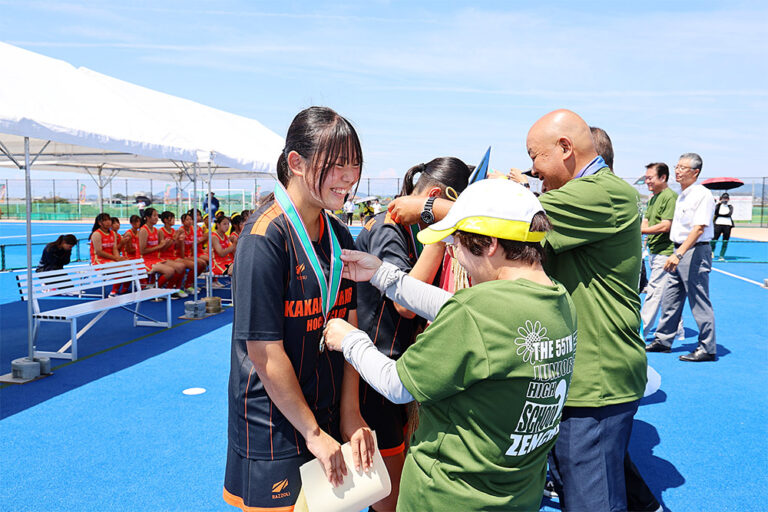 第55回 全日本中学生選手権大会
女子優勝・かかみがはらホッケークラブ (連覇・2回目・岐阜県) ※表彰式の様子 (2025/8/18) Photo by 西村卓
